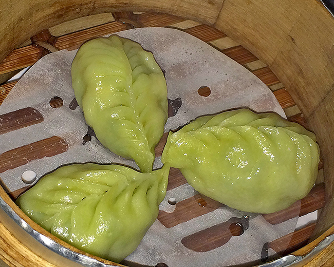 Green vegetarian dumplings